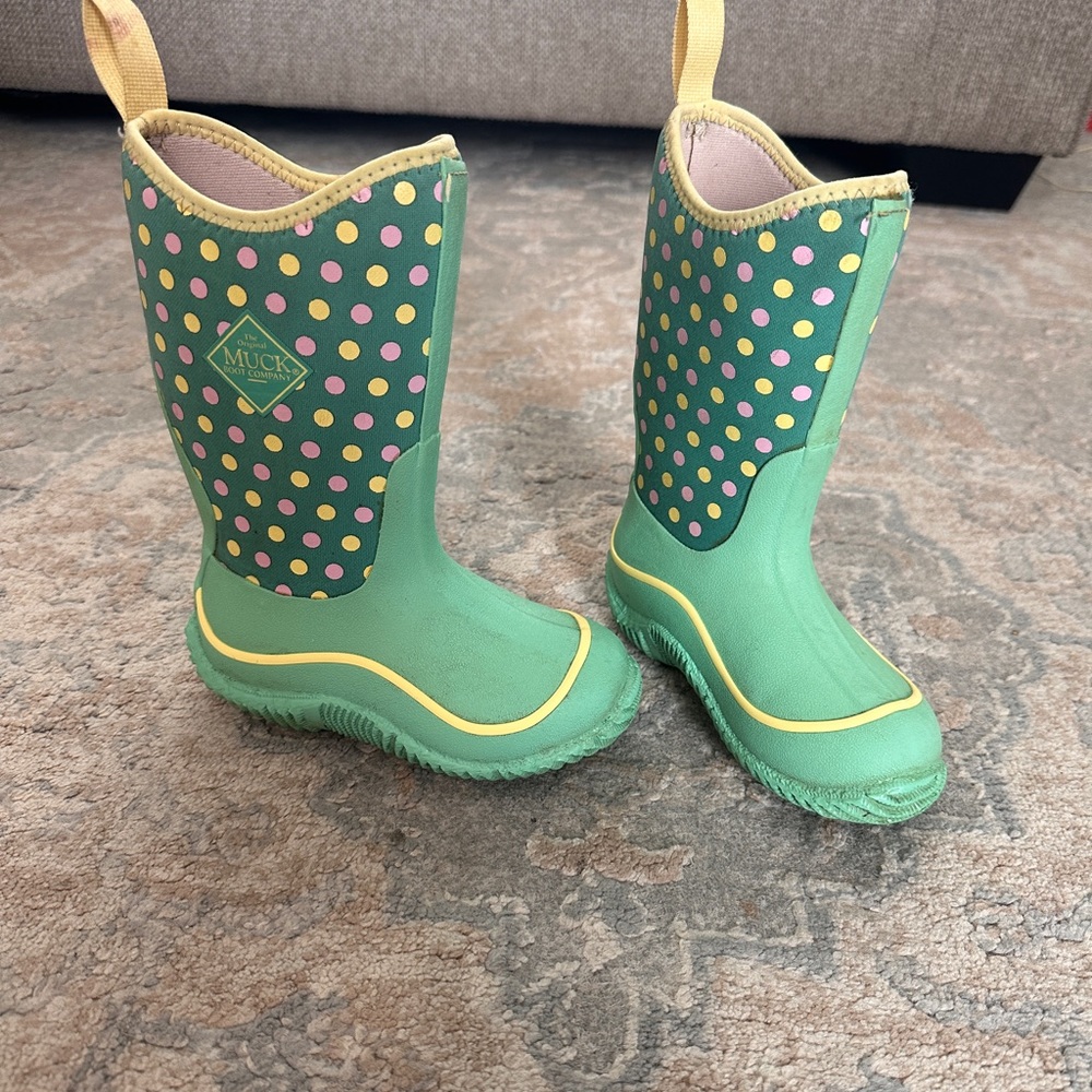 Girls muck boots size 10